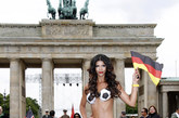 当地时间2012年6月6日，德国柏林，德国名模米开拉-舍费尔（Micaela Schaefer）助阵欧洲杯球迷营开幕式。米开拉-舍费尔身无寸缕，仅遮三点，风骚秀光臀引路人围观。 