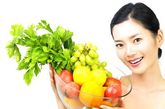 水果热量高不能取代蔬菜 水果、蔬菜两者缺一不可，不能相互替代。虽然都是植物但是成分不太相同。蔬菜中有些矿物质是水果没有的，若只吃水果，会缺乏叶酸等营养素；而且水果有热量，吃太多水果恐造成肥胖，尤其对糖尿病者来说，吃过多水果并不好；此外，过少吃蔬菜缺少纤维素，可能引发便秘的问题。

