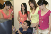 活动中心的朋友们和华姐热络地交流平时的学习经验。
