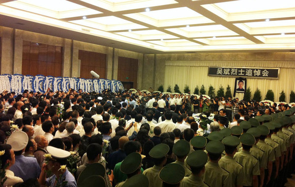 6月5日上午，杭州忍痛救乘客司机吴斌的追悼会在杭州殡仪馆举行，吴斌生前的同事和许多杭州市民自发赶到现场给烈士送行。追悼会开始了。吴斌的灵堂里，武警官兵脱帽肃立，大家都手捧白花，向吴斌烈…