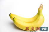 哈密瓜与香蕉同食会导致肾衰

　　各位喜欢做水果沙拉的MM们注意啦，哈密瓜和香蕉不可以放在一起哦，因为哈密瓜含糖量在15%左右，钾离子含量相当高。香蕉含钾也很丰富，据检测，每100克香蕉含钾283～472毫克。因此，肾衰者尿少时不宜同食含钾量都高的香蕉和哈密瓜，避免雪上加霜。