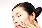 洗脸错误2：使用洁面乳，就可以把脸洗得很干净

　　对于经常化妆的女性来说，洗脸一定要分为两步：先用液卸妆，再用洁面乳洗脸。洁面乳只能洗去汗水、皮脂、老化的角质层细胞和亲水的润肤品，而卸妆液里面的成分含有植物油、油水乳化剂、表面活性剂，它能够较为彻底地清洗掉彩妆和清除掉残留在深处的污垢。