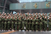 6月6日，武汉，华中师范大学的一群毕业生身着“红卫兵”服装，手拿“红宝书”在校园里拍摄毕业照。