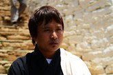 不丹的信众进寺庙都得披这样的围巾（图片来源：凤凰网华人佛教  图文：宏宗法师）