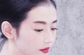 她是豆瓣第一红人，20岁，在中央戏剧学院学习表演，张辛苑这个本名也许并没有她的网名Momoko和XinYuan为人知晓。她出生于武汉，水果湖是她童年的乐园。 