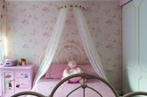 小孩房，
 
甜美浪漫的图腾壁纸，搭配优雅的造型纱帘，打造出优雅又不失俏丽的个性空间。