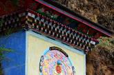 躲在深山的登古寺是十二世纪由加旺喇嘛所建立，由西藏竺巴法王与沙布东国王重建，沙布东国王曾在此闭关，为不丹祈福，免于西藏的干扰。而今已是国家佛学院的所在地。（图片来源：凤凰网华人佛教  图文：宏宗法师）