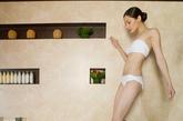 3.咖喱浴

　　在日本神奈川县箱根一家温泉店，服务员在向浴池中加入咖喱调料。据店家说，这种在水中加入咖喱调料的沐浴方法有改善血液循环和护肤的作用。