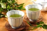 　3、绿茶

　　绿茶含有大量的氟和牙齿中的磷灰石结合，具有抗酸防蛀牙的效果;儿茶素能够减少造成蛀牙的变形链球菌，同时可除去难闻口气。

　　吃法：视个人喜好，一天喝2～5杯绿茶，建议在用完餐或吃了甜点之后饮用。另外，绿茶里含有咖啡因，所以孕妇应该限量饮用。

