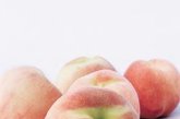 桃子营养特点是含铁量较高，另外含有蛋白质、糖、钙、果胶等，特别适合贫血的人吃。而桃中所含的果胶，能够促进肠道蠕动，所以有预防便秘的作用。桃虽好吃，但不可多食，多吃会引起腹泻等急性肠胃疾病。
