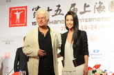 2012年6月16日，上海，第15届上海国际电影节金爵奖评委媒体见面会举行。李冰冰、张扬等亮相。李冰冰当日穿着白色V领连身裙搭配黑色小西装，装扮十分干练。披散的长发与精致的妆容又不乏女性的优雅与甜美。