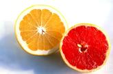 柚子皮除臭

柚子皮与橘皮一样，都含有较多芳香物质，将其放在厨房的碗柜、冰箱里可除臭味。此外，柚子皮也有一定的药用价值。
