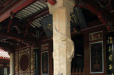 大雄宝殿殿前有4根八角形石雕龙柱，为明代雕造。（图片来源：凤凰网华人佛教  摄影：妙传）
