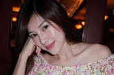 吴玟萱拥有白皙水润的皮肤，青春扮靓不输20岁嫩模。