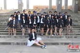 6月19日，西安电子科技大学的毕业生在校园拍照合影。在即将毕业离别的6月，以彰显个性、尽显创意搞怪的大学毕业照上，学生们在镜头前尽情展示着个性的一面，充满了青春与欢乐的气息。