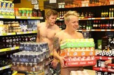 近日，德国一家新开张的超市推出“裸体购物”的另类促销，称只要前100名进入超市的裸体顾客，就可以获得270欧元(约合人民币1701元)的购物券，购买超市里的任何东西。据悉，开幕当天吸引约250人，光溜溜地出现在柜台前排队。