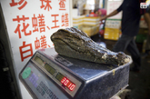 广州市黄沙水产交易市场，一位顾客购买鳄鱼头，鳄鱼的多个器官是中药商的最爱。业内人士称，市面上销售的鳄鱼70%以上是走私来的，如果一条鳄鱼吻部及四肢都有明显伤痕，它极可能是通过非法渠道走私而来。
