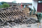 地震导致当地房屋倒塌，武警在现场清理。
