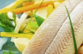 野生鲑鱼：提供必需脂肪酸。同类食物：鲈鱼、牡蛎、沙丁鱼、比目鱼、鲱鱼、鳟鱼。建议每星期吃2次。鲑鱼含的不饱和脂肪酸能帮助预防中风、心脏病以及免疫系统疾病。
