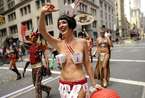 美国举行同性恋大游行 伪娘形象“吸睛” 