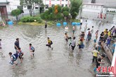 2012年6月26日，常州遭遇暴雨袭击，北环小学校园成了池塘，家长和学生都傻眼了。学校应急，用板凳搭了一座“浮桥”。