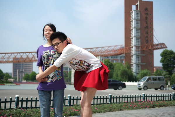 高清:杭州高校情侣换装 男生卖萌女生装酷