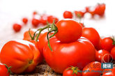 西红柿

西红柿含有丰富的番茄红素。番茄红素是一种抗氧化剂能帮助维持发丝中胶原蛋白的含量水平。通过在日常饮食中增加西红柿的摄入，可以来保持头发中较高含量的胶原蛋白。西红柿经过烹调煮熟之后，效果才更加的强大。所以，你可以将西红柿烤制熟后，或者和大蒜、洋葱一起制成调味汁。

