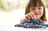 蓝莓

蓝莓是食物中抗氧化剂的最佳来源。自由基能导致头发花白，且脆弱不堪，抗氧化剂通过击退自由基让头发保持年轻和活力。在早餐的燕麦粥中加入些许蓝莓，或者抓一把当零食吃都是可以的。

