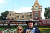 美国南加利福尼亚州的夫妇，39岁的Reitz与45岁的妻子Tonya Mickesh双双失业，于是决定从2012年元旦起，每天都游览位于奥兰治县的迪士尼乐园。由于迪士尼乐园年卡可以在一年内随时使用，所以这对夫妇决定在全年的366天里，一天不漏地完成游览“使命”。
　　据悉，在游览的第183天里，Reitz还为妻子过了生日。Reitz在电话采访中说，他们二人经常在缅因街上散步、看烟火、坐游船、结识朋友，甚至为游人指路，不亦乐乎。由于年票在今年12月份到期，Reitz想要寻找一份新的工作来赚钱购买年票。他表示，他理想的工作就是在迪士尼上班。 
