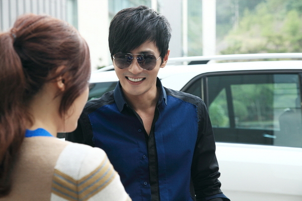 张东健金荷娜《绅士》浪漫诱惑剧照曝光[高清