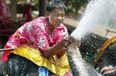 泰国宋干节（新年）

洗洗身上的泥泞吧，因为下一个你将看到泰国的宋干节。在过去的岁月里，泰国的这项传统庆典活动已经从仪式上的洒水演变成世界最大的“水战”了。任何敢于在水节上大街的人都会是花园水龙管和水气球弹的目标，那时就会全身湿透，记得带上毛巾。 

