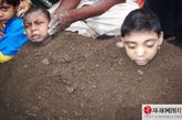 印度利用日全食治疗瘫痪儿童

在印度卡纳塔克邦古尔伯加地区，当出现日全食时，一些瘫痪儿童的身体被部分埋入一堆肥料之中。当地人相信，日全食能够治愈他们的瘫痪。 

