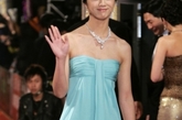 2007年12月8日，蓝色的抹胸曳地长裙将汤唯打造得宛若仙子，在香港第44届金球奖的红毯上再次征服了影迷。
