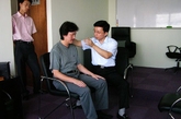 催眠前奏。专业心理治疗师马春树（北京大学医学博士、美国心理学博士后），做“人桥”催眠演示。

