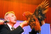 国际著名催眠大师徐明在长沙出席电视节目，现场给一只活蹦乱跳的大公鸡施以眼神和手势，大公鸡转瞬就“蔫”了。
