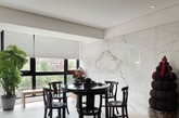 客厅。有别于中心轴线的木质温暖，大雄设计以对花纹理的奥罗拉大理石打造冷白现代的场域氛围。
