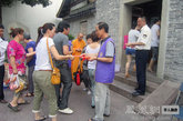 寺庙山门外，免费为香客赠送三支清香。（图片来源：宁波七塔禅寺）