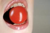 番茄保护前列腺

番茄红素可清除前列腺中的自由基，保护前列腺组织。这种天然类胡萝卜素主要存在于番茄、西瓜、葡萄柚等红色食品中，一个成年人每天食用100―200克番茄，就能满足身体对番茄红素的需要，而熟番茄更容易被人体充分吸收。哈佛大学在1995年曾发表了一份针对4。7万人长期追踪的报告。

报告中指出，每周吃10份以上番茄的人，患前列腺癌的几率比一般人少了45%。所以，每天至少吃一个番茄是男人不错的选择。

