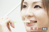 3、在刷牙的时候，在牙刷上用点酵母粉可以帮助牙齿变白的(MODEL们常用的方法)。

