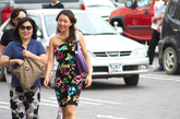 蒙古街头戴着太阳镜，领着GUCCI手袋的女士，悠闲的逛街。

