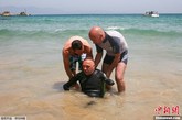 当地时间2012年7月12日，摩洛哥Dalia，无四肢的法国男子菲利普·克罗松游泳5小时成功穿越9英里的直布罗陀海峡。这名在一次高压电事故中被截去四肢的法国男子之前已经成功穿越过英吉利海峡。