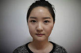 由于非常注重女性的外在美，韩国这个拥有五百万人口、国土面积相当于俄亥俄州的国家，几乎已变成整形美容手术的中心。目前，韩国已有4000家整形医院。2009年，韩国媒体报道称，首尔46%的女性都接受过不同程度的整形手术。摄影师Jean Chung对整形手术的深入了解来自于本次韩国之行。在这里，她用相机记录了5位参加整形手术模特大赛女生的经历。　　据悉，本次比赛由Shinsa区的一家诊所资助，与选美比赛类似。主办方根据应征者的需求和不同程度上的精神压力，从300位应征者中选出了这5位参赛选手。她们可获得1.5万美金、免费的整形手术、以及获得整形模特大赛第一名的机会。此外，她们还能在医院的网站上发表自己的整容心得。　　手术结束三个月后，参赛者的恢复情况良好，并参加了模特大赛。最终，21岁的韩智慧（Han Ji-Hye）获得了第一名。

