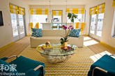 客厅空间颜色太深重，明艳的黄搭配深色的红让室内冲击力变强。黄色装饰家居一定要用的得体，局部或者墙面使用黄色，会有更加出彩的效果。地面的深原木地板自然跟黄色墙面很好地映衬，与红色沙发搭配起来也不觉得突兀，是极好的装饰。