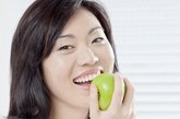 青苹果：更利于牙齿和骨骼强壮;黄苹果：可强健人体免疫系统，对预防某些癌症也有好处。

