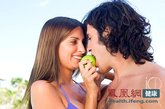 中医认为：不同颜色苹果的保健功效各有侧重。

