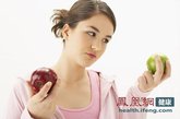 据专家介绍，吃苹果不宜过快。如果在嘴里咀嚼的时间比较长的话，便可以分泌出更多的唾液和胃液，从而有利于促进人体对苹果营养元素的吸收和消化。

