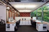 这是屹立在美国华盛顿雷德蒙德的微软公司的办公室创新团队的办公室。该办公室由Studio O+A和微软公司联合设计，致力于成为未来15年微软办公室风格的时尚原形，服务于微软最高端的原创设计团队和市场营销团队。其简洁的木质地板、拼接纤维地板设计使办公室舒适性尤为突出。