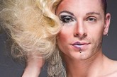 摄影师Leland Bobbe，拍摄了一系列名为Drag Queens的照片，似乎想要透过男人化妆以及发型来告诉大家凡事不能只看一面，就像男人化了妆，弄了发，也能跟女人一样展示出最妩媚的一面。

