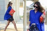 撞色成为这两年春夏的主流趋势，蓝色的雪纺衬衫在微风中显得更加通透、清凉，搭配一款亮片热裤和红色大号手包，成为今夏最炫的组合。