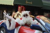 现在距离圣诞节还有150天左右，然而，炎热的英国街头却出现了一位身穿红色冬装的圣诞老人。据英国《每日邮报》7月26日报道，为了吸引前来观看奥运会的各国消费者，英国哈罗德百货商店让“圣诞大世界”提前开张。
　　这位圣诞老人开着绘有英国标志的捷豹牌汽车，来到哈罗德公司骑士桥店，宣布“圣诞大世界”提前向公众开放。
　　这个占地8000平方英尺（约743平方米）的购物中心里，有很多有趣的事物，包括一个雪花村，一个滑雪屋，和一座内有价值1299英镑（约合人民币1.3万元）圣诞饼干的伦敦塔复制品。
　　哈罗德公司的主管大卫•米勒（David Miller）说，他们希望全世界的人都来参观这个每年一次的“圣诞大世界”，因为这个“大世界”是哈罗德公司的得意之作。
　　据悉，今年会有成千上万的外国游客到英国观看奥运会，哈罗德百货商店提前开放“圣诞大世界”，是为了借助奥运会的东风，增加销售业绩。
